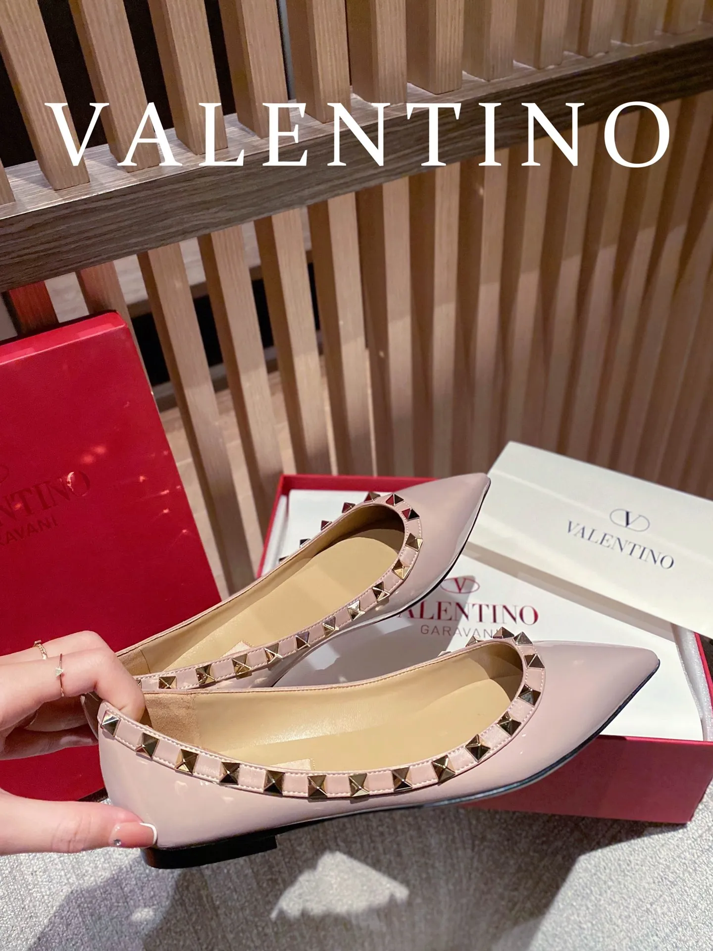 👟👟Ex-factory price 520👟👟 Women's shoes, women's clothing 𝙑𝙖𝙡𝙚𝙣𝙩𝙞𝙣𝙤/Valentino𝙑𝙏 🎁Latest colors😍ʚ😊ɞ has been an Italian national treasure brand since the 1960s. Timeless and deeply rooted in people's hearts❤ Never out of date. One of the must-have items 〰 ɪɴѓᴏʀᴍᴀᴛɪᴏɴ 〰♡ There are many colors for you to choose from💝Original molded electric rivets (non-oxidized) High-end customized imported cowhide➠Mirror patent leather❗️Details in place🆚Exclusive color card💯Comfortable sheepskin lining✅Imported Italian leather outsole🇮🇹 Code number: 35-39 (34.40.41.42) additionally customized♡♡